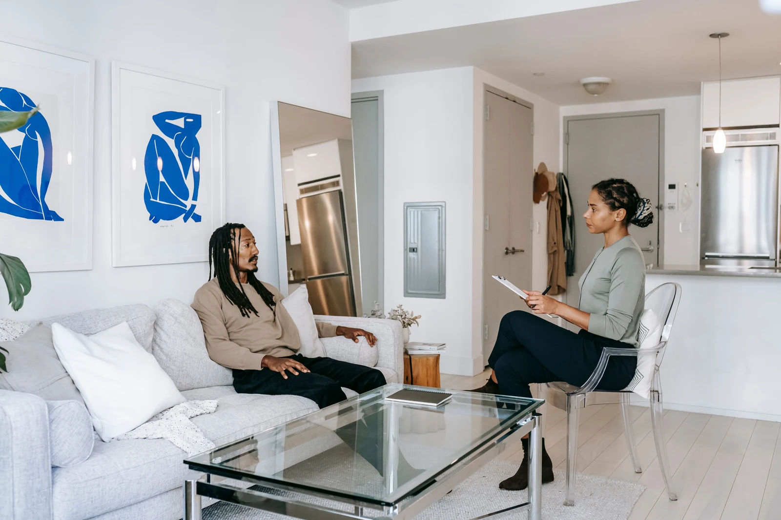 Illustrative counselling conversation between a therapist and an adult client