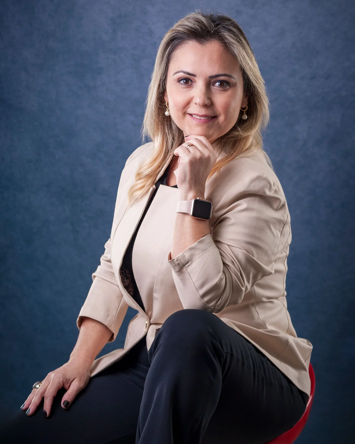 Natural portrait illustrating a warm and individual therapist profile